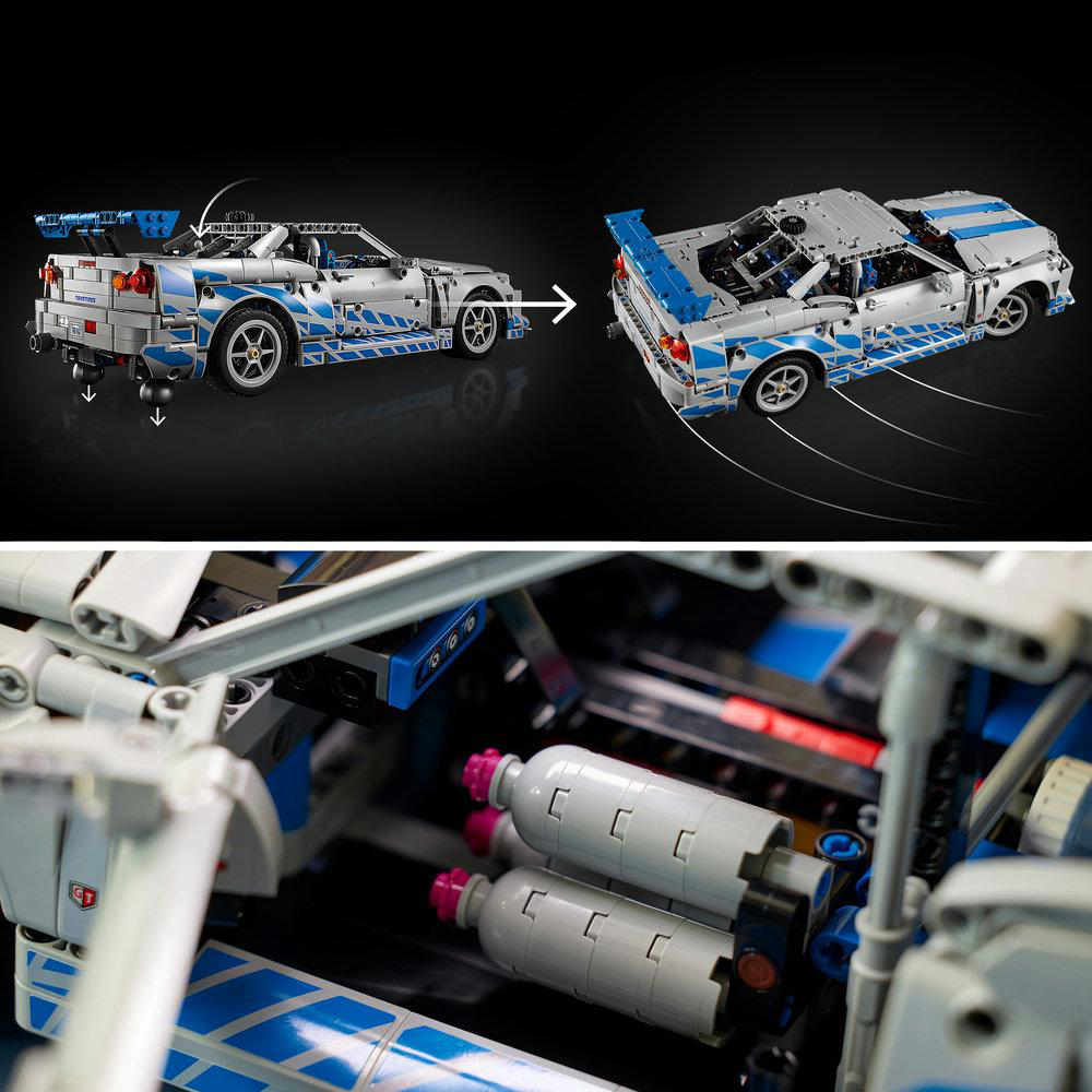 Lego-Automodell, zwei Ansichten. Eine vollständig montiert, eine zerlegt. Dunkler Hintergrund.