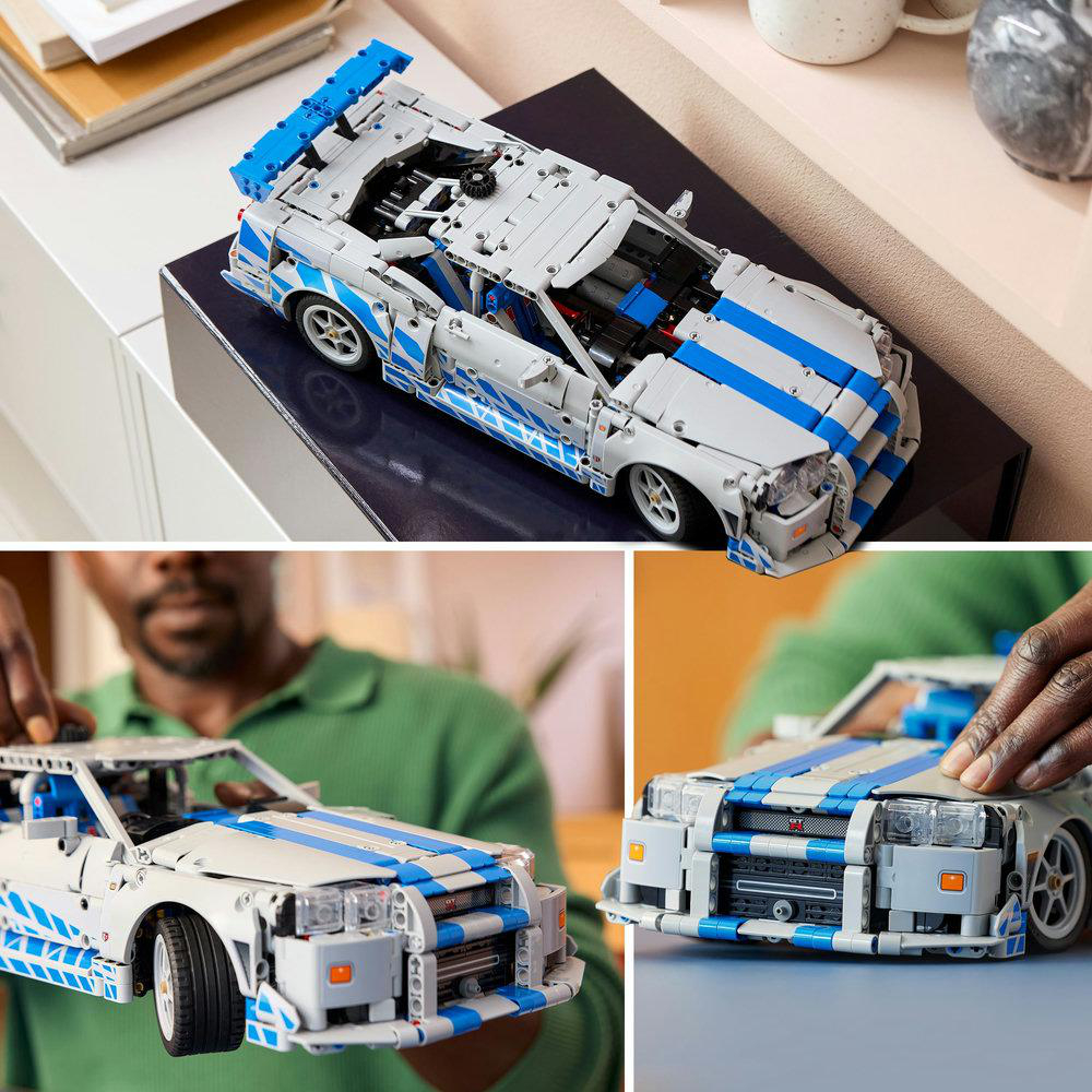 Mehrere Bilder eines silber-blauen Lego-Autos, das zusammengebaut und auf einer dunklen Oberfläche ausgestellt wird.