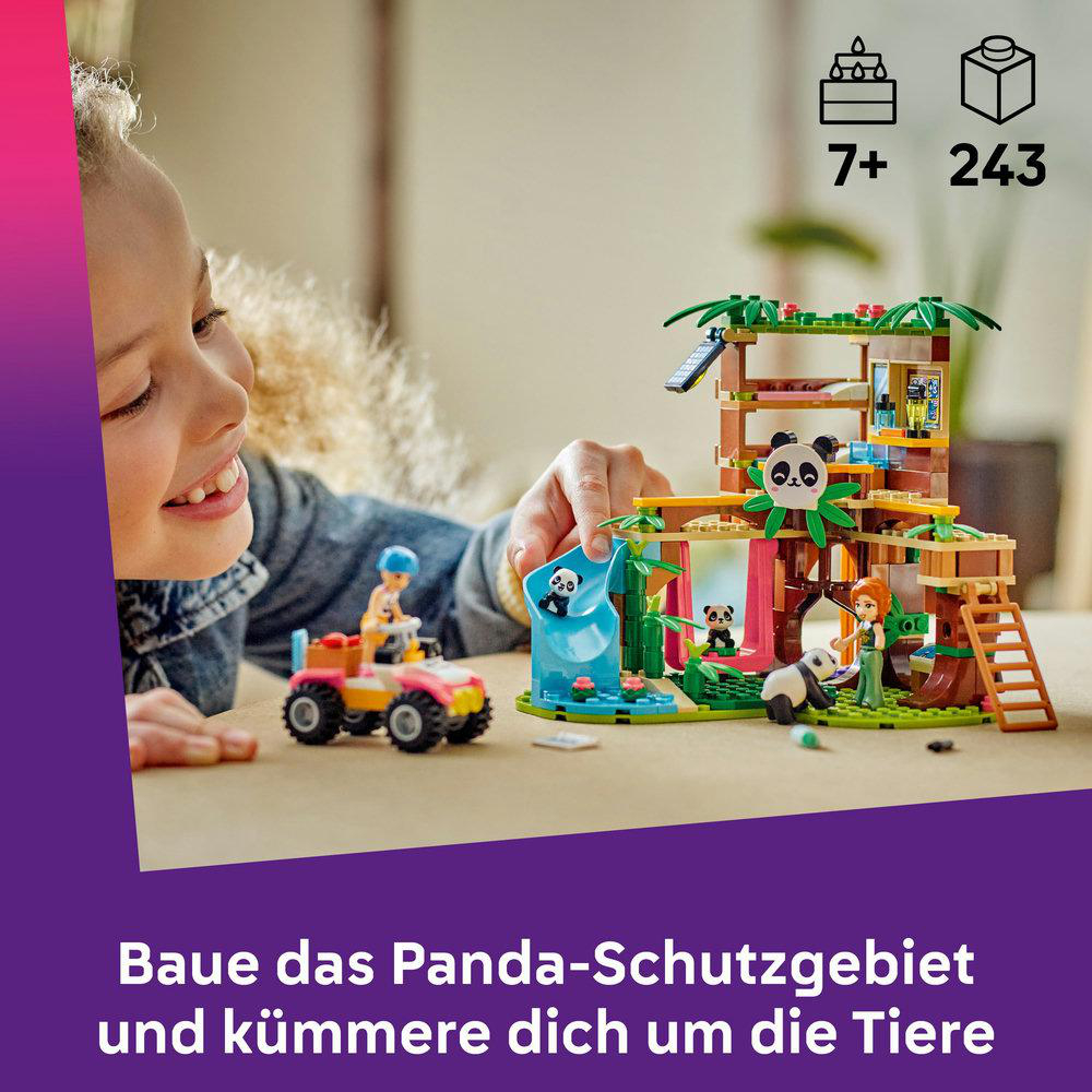 Kind spielt mit LEGO-Set und Modell. Panda-Schutzgebiet mit Figuren, Rutsche und ATV.