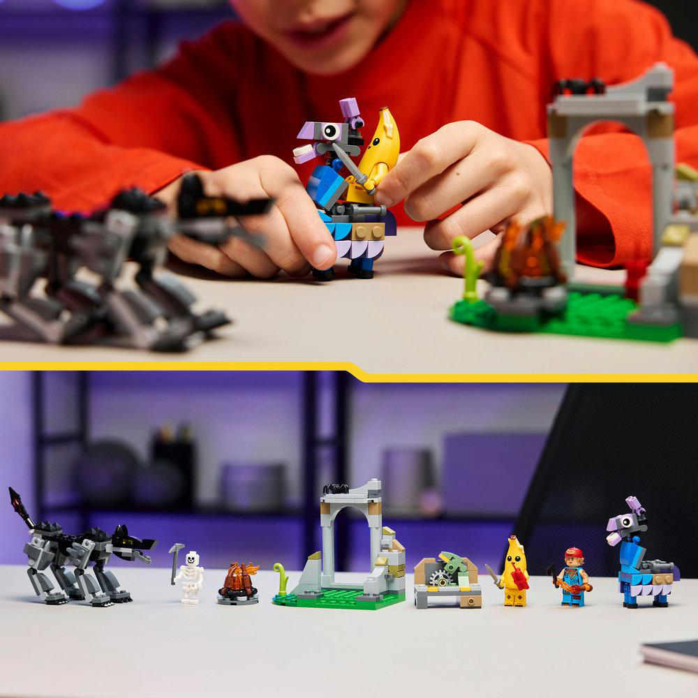 Ein Kind spielt mit LEGO Fortnite-Figuren: Lama, Banane und Wolf. Ein Lagerfeuer und ein Torbogen sind ebenfalls vorhanden.