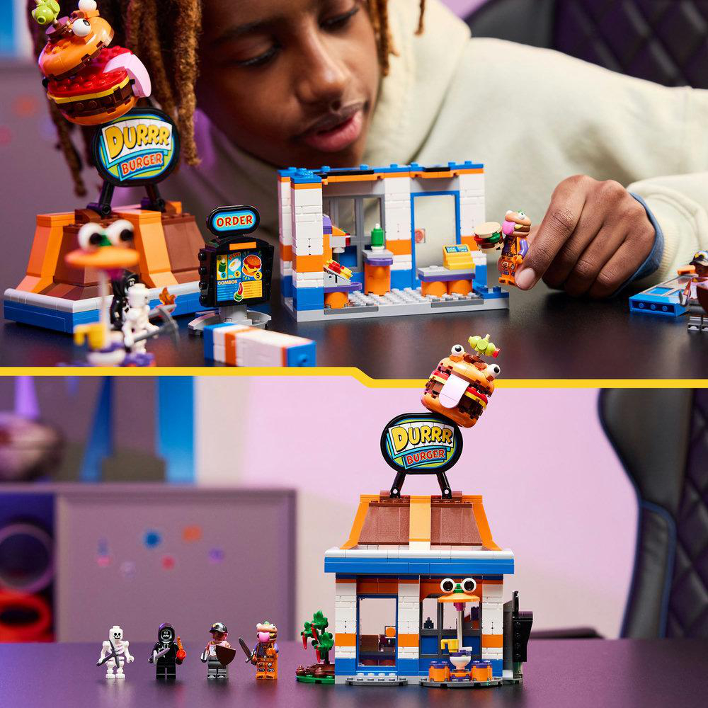 Eine junge Person mit einem Lego Fortnite Durrr Burger Set. Enthält Restaurant, Charaktere und einen Burger.