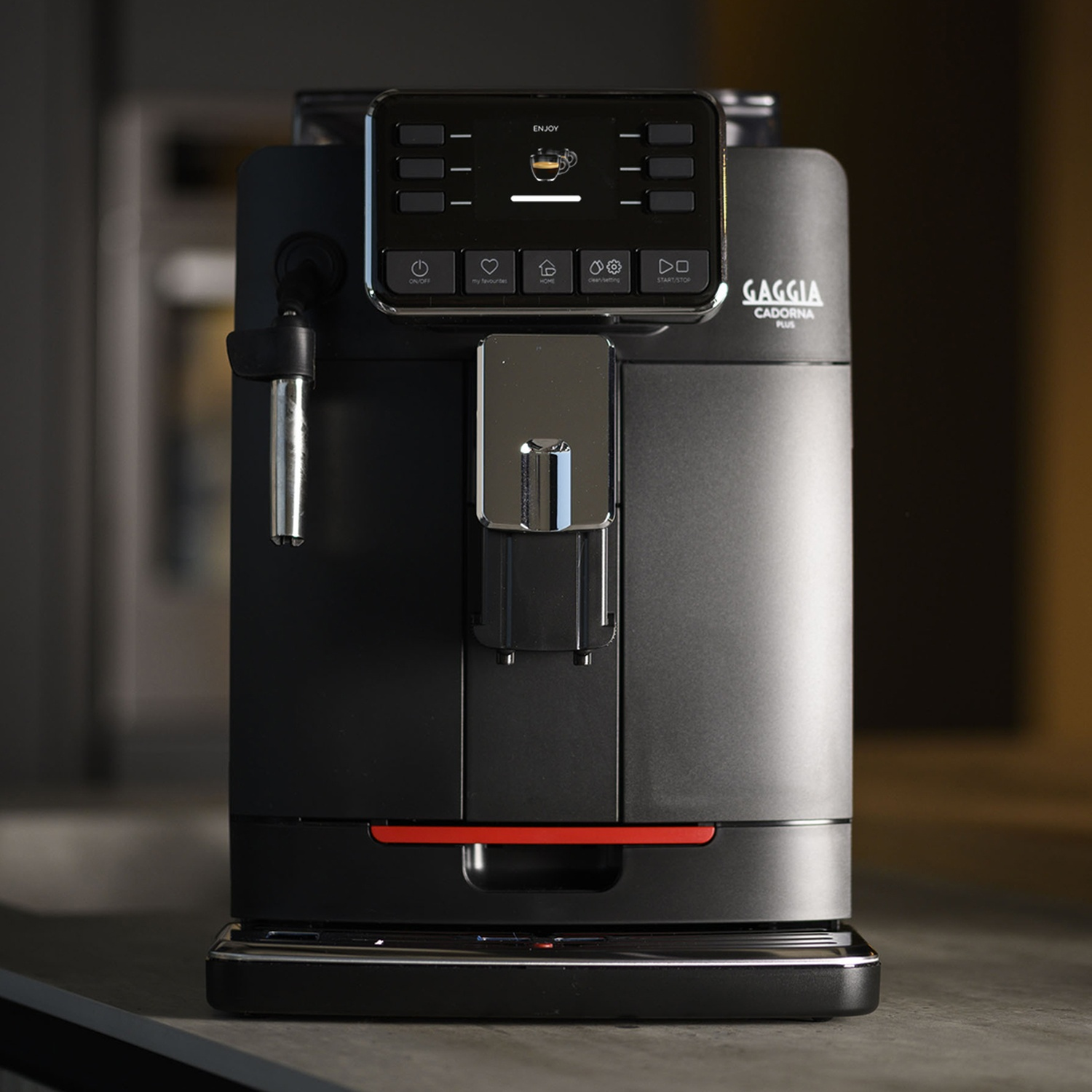 Macchina da caffè Gaggia Cadorna Plus nera con icona tazza sul display.