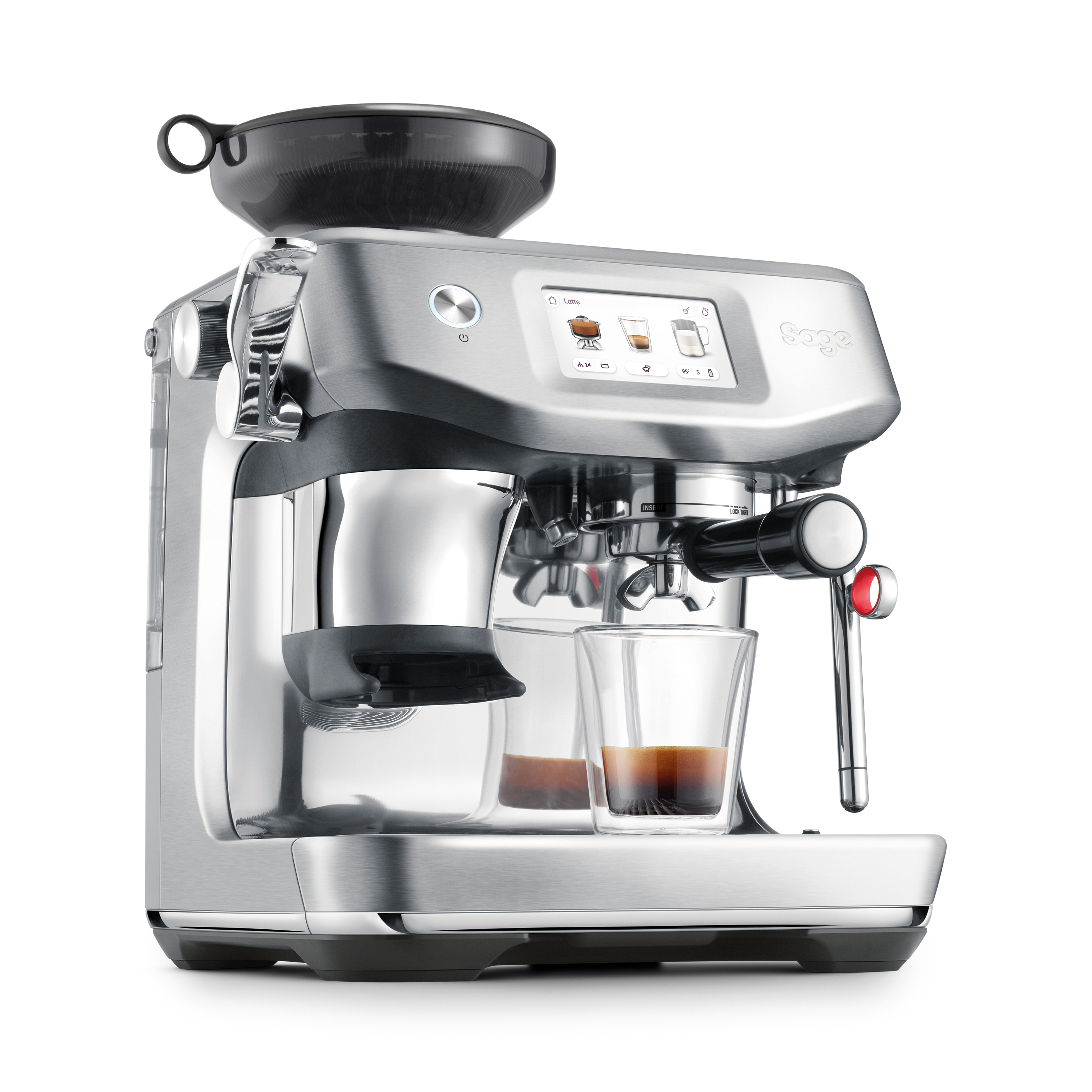 Espressomaschine, Kaffee gießt in Glasbecher. Silbernes Gehäuse, schwarze Akzente, weißer Hintergrund.