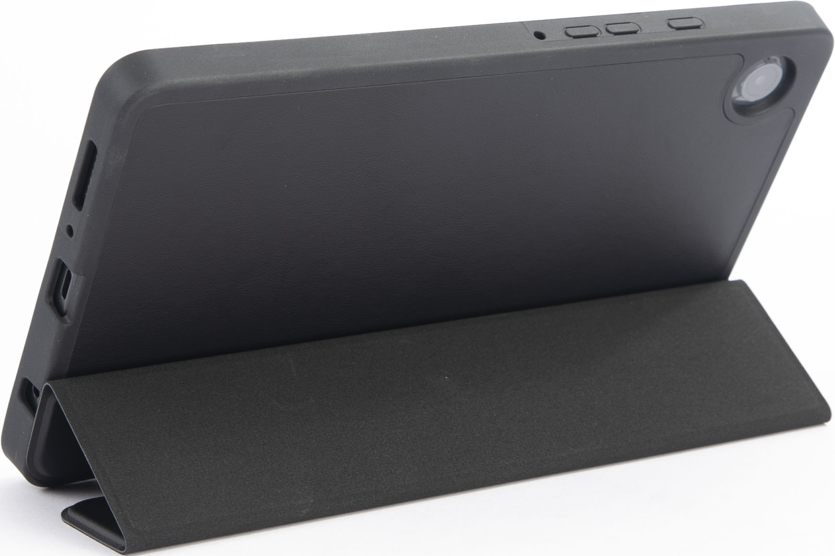 Tablet nero in custodia, vista posteriore, appoggiato. Fotocamera e pulsanti visibili.