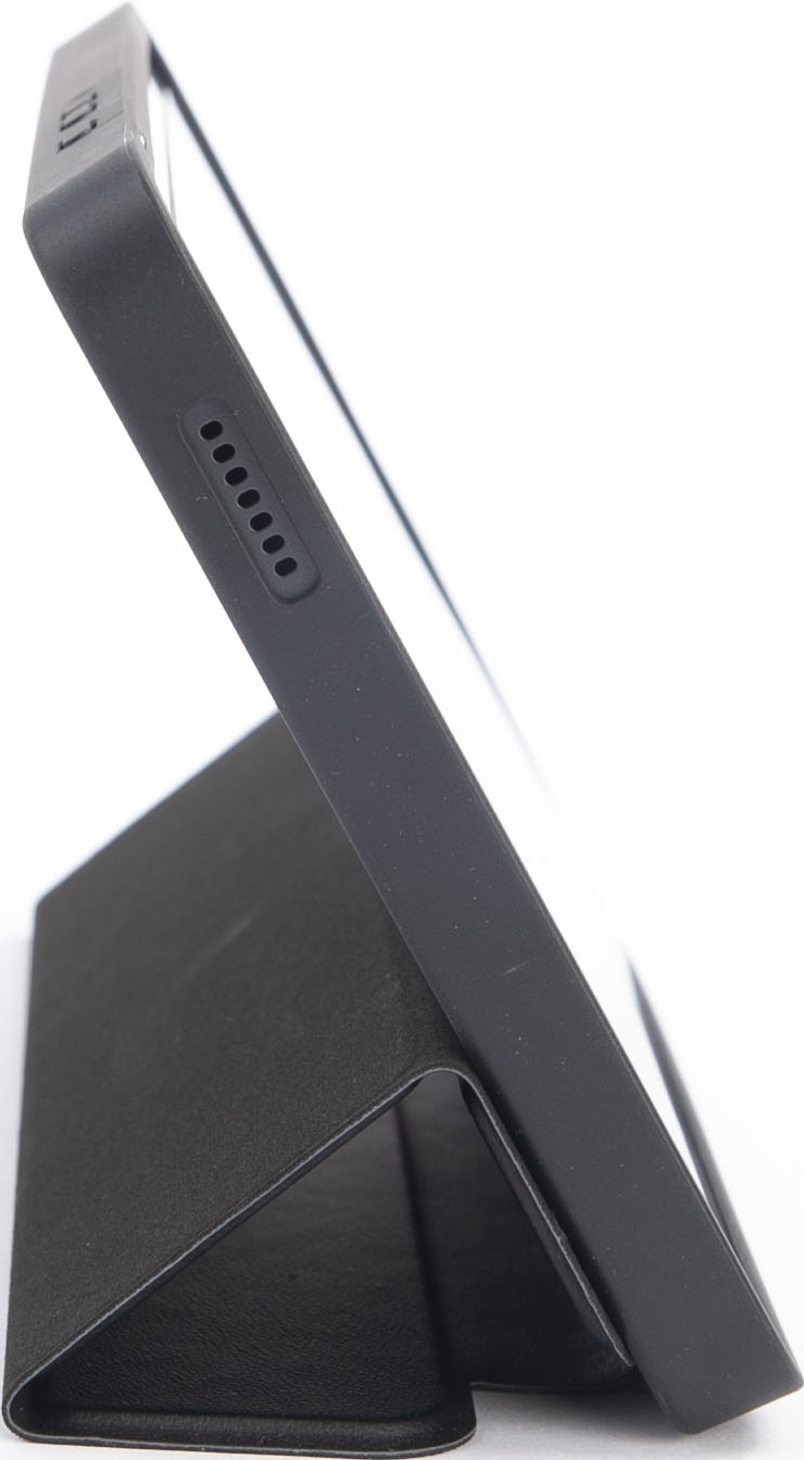 Tablet nero, vista laterale in custodia, appoggiato. Fotocamera, pulsanti e schermo visibili.