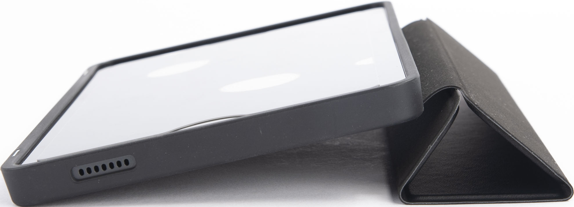 Tablet nero in custodia, vista laterale, appoggiato. Schermo visibile. Sfondo bianco.