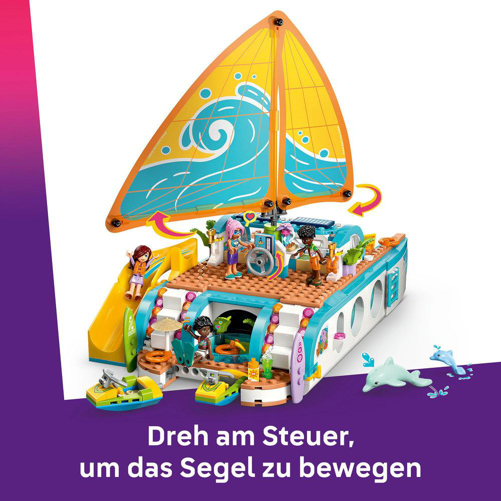 Ein Lego-Boot mit Segel und Figuren, mit Rutsche und Delfinen.