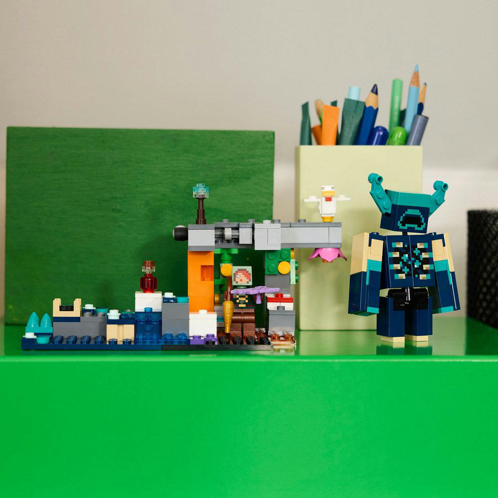 LEGO Minecraft Set auf grüner Oberfläche. Wächter, Figuren und Struktur mit Blöcken.