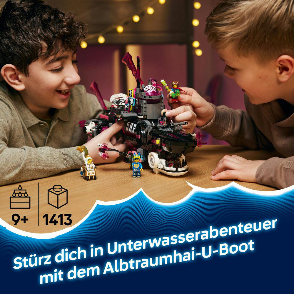 Zwei Jungen spielen mit LEGO-Spielzeug. Es enthält Figuren und ein schwarzes und pinkes U-Boot.