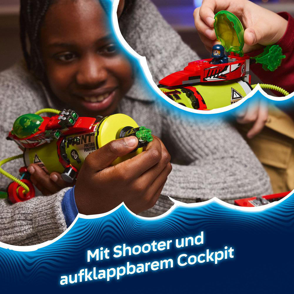 Kinder spielen mit Lego Dreamzzz Sets. Das Set enthält rote, gelbe und grüne Fahrzeugspielzeuge.