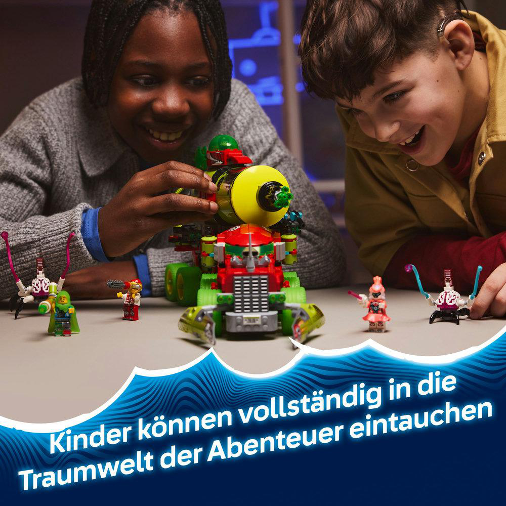 Zwei Kinder spielen mit einem Lego-Set mit einem roten, grünen und gelben Fahrzeug. Lego-Figuren sind in der Szene.