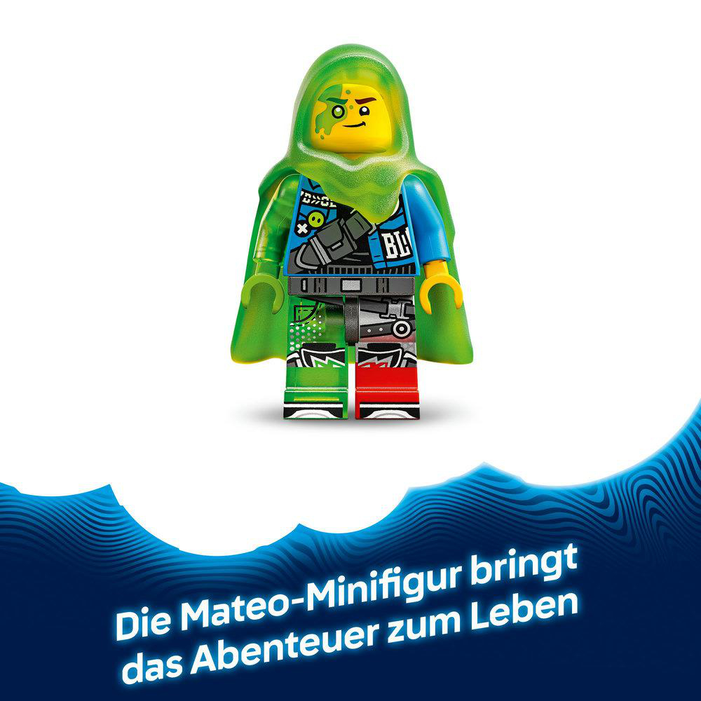 Eine Lego-Minifigur einer Figur in einem grünen Kapuzenmantel und einem bunten Outfit. Sie hat einen gelben Kopf.