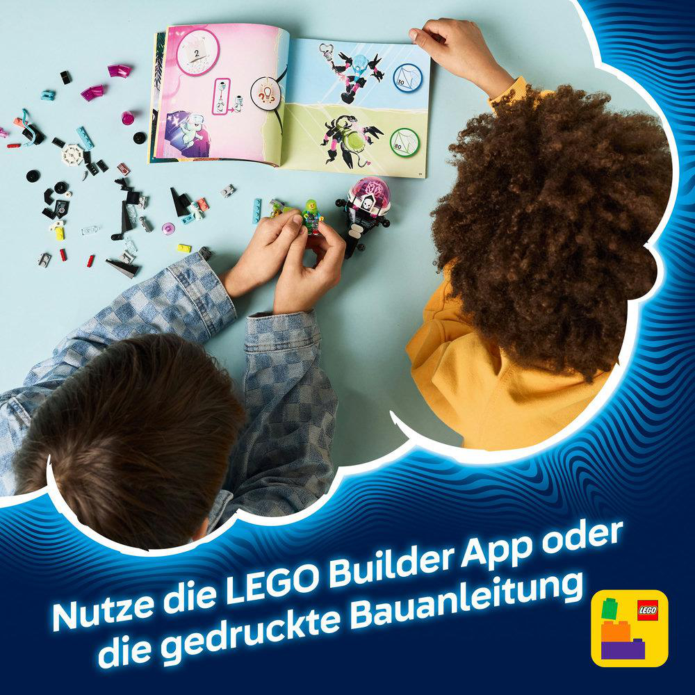 Zwei Kinder bauen mit Lego-Steinen. Sie verwenden ein Heft mit Anweisungen, eine Lego-App.