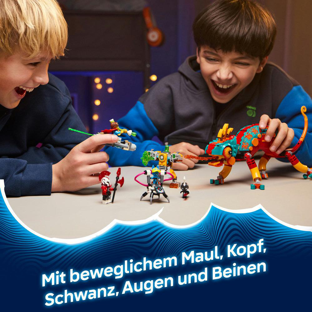 Zwei Jungen spielen mit einem Lego-Set mit einem Drachen. Das Set enthält Mini-Figuren und bietet bewegliche Teile.