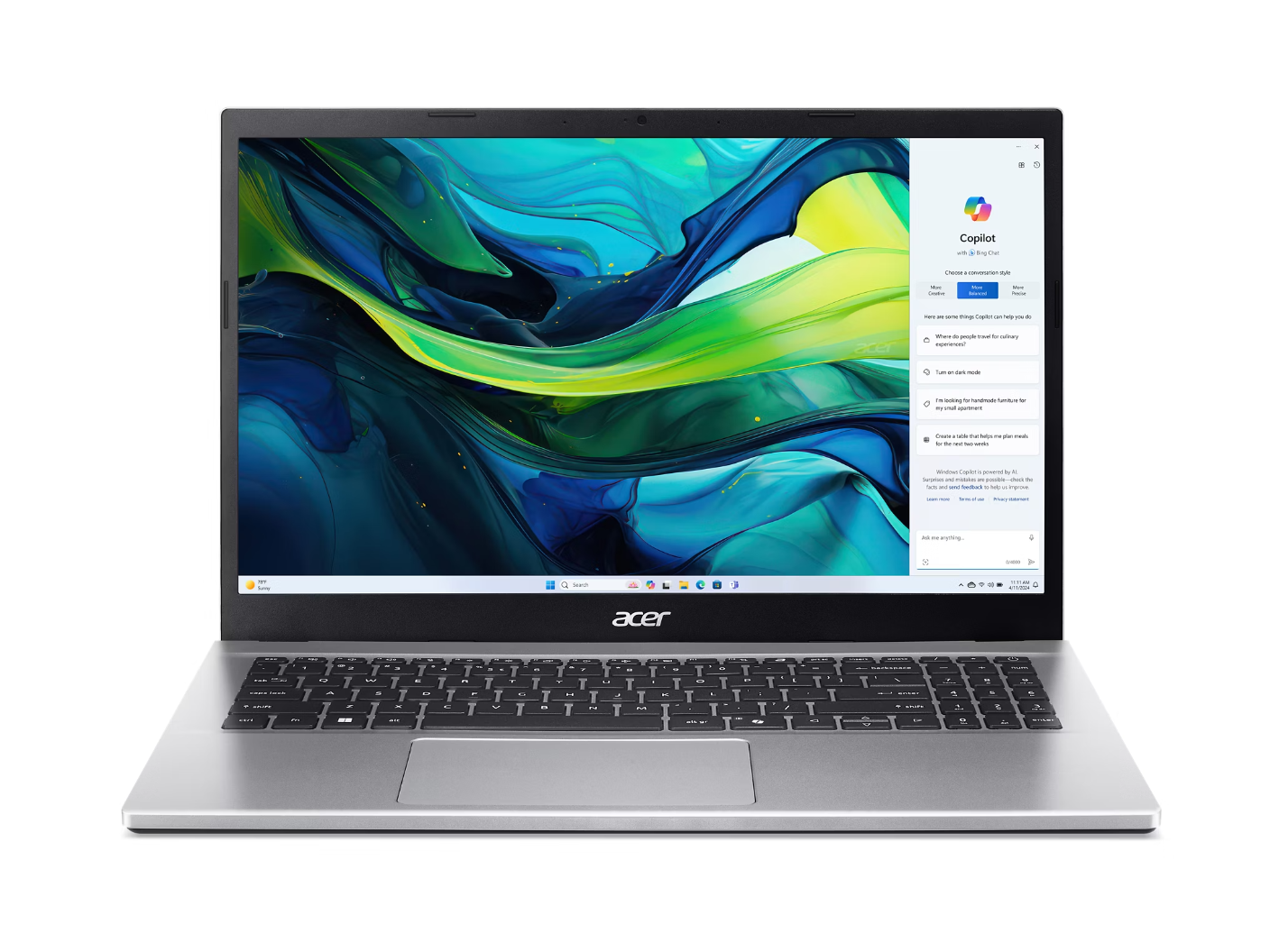 Ezüst Acer laptop, a képernyőn egy Windows Co-pilot felületet mutat. A billentyűzet látható.
