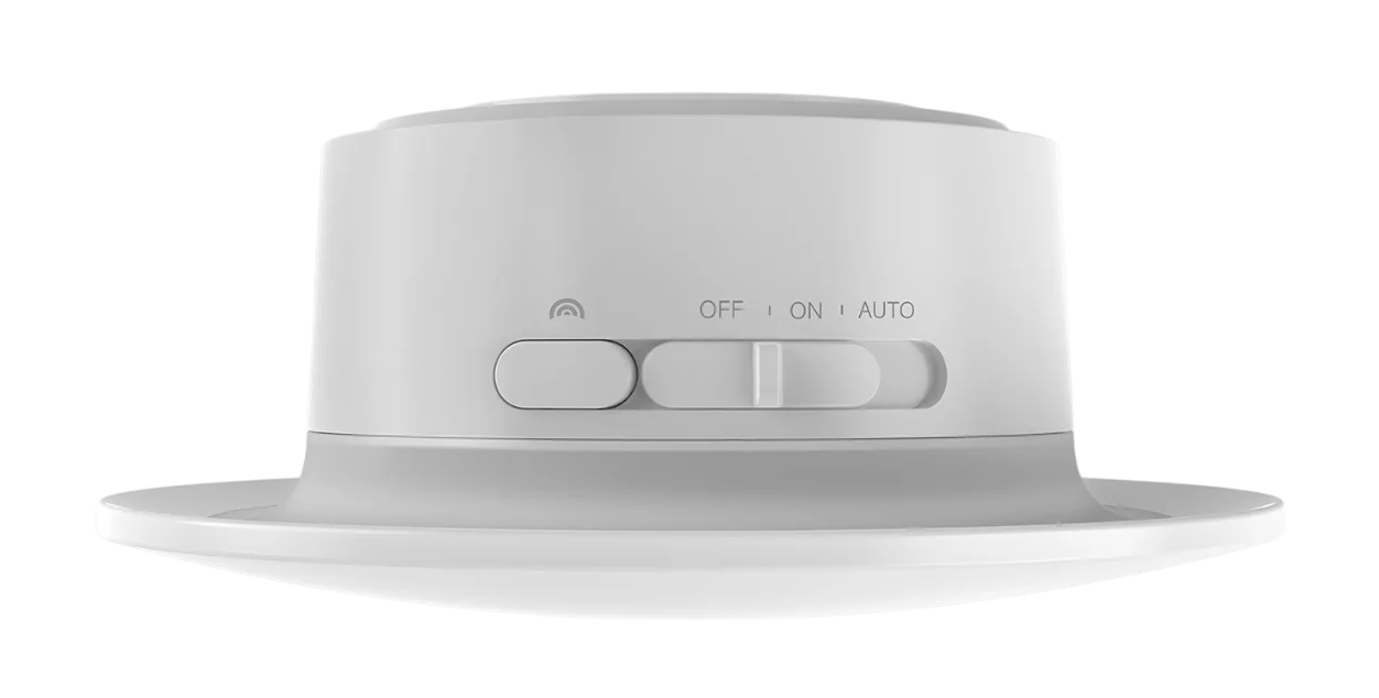 Białe, okrągłe urządzenie z suwakiem z OFF, ON, AUTO. Mały symbol anteny po lewej.