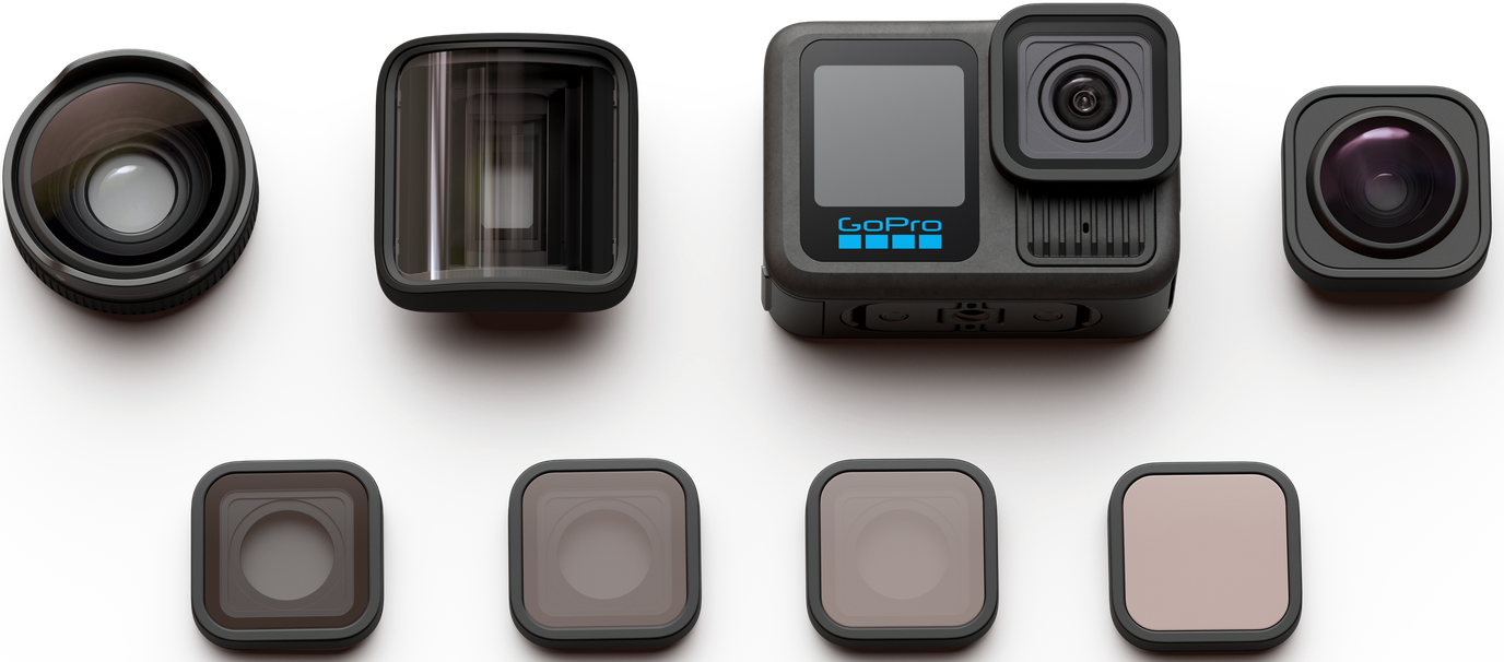 Fotocamera GoPro con obiettivi e filtri disposti su una superficie nera.
