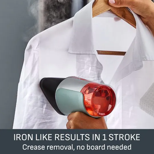 Una persona che stira una camicia bianca con un vaporizzatore Tefal. Il testo dice: Risultati come stirare in 1 passata.