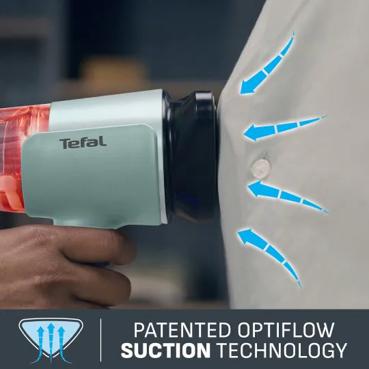 Un vaporizzatore Tefal che stira una camicia bianca. Le frecce illustrano la tecnologia Optiflow Suction brevettata.