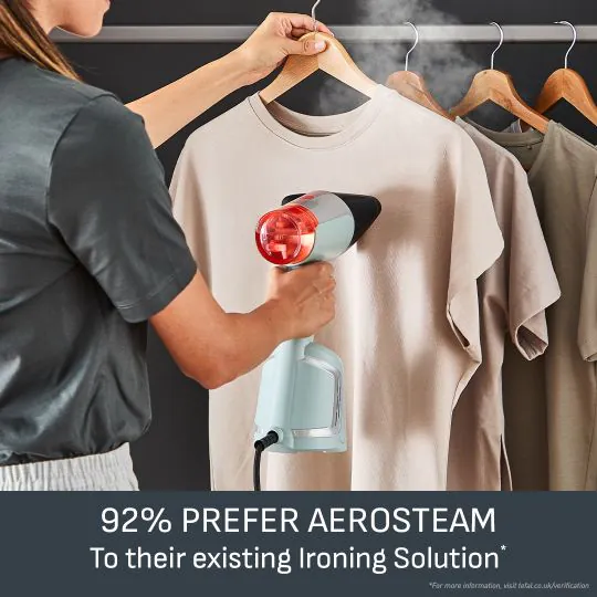 Una persona che stira i vestiti con un vaporizzatore Tefal. Il testo dice: Il 92% preferisce Aerosteam alla stiratura.