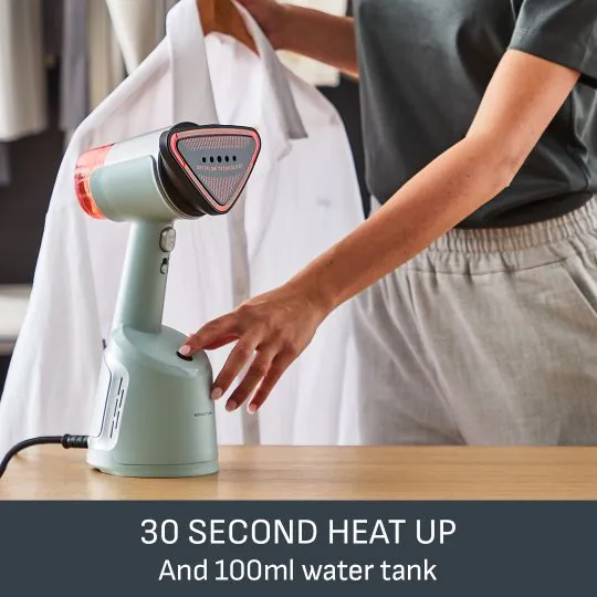 Un vaporizzatore Tefal su un tavolo. Il testo dice: RISCALDAMENTO IN 30 SECONDI E serbatoio da 100 ml.