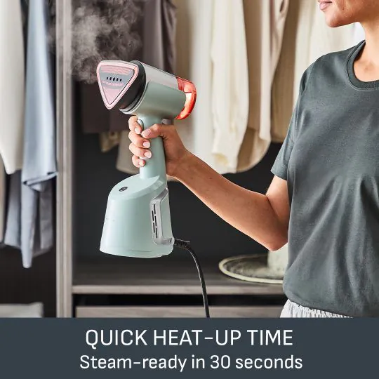 Una persona che stira i vestiti con un vaporizzatore Tefal. Il testo dice: TEMPO DI RISCALDAMENTO VELOCE, pronto in 30 secondi.