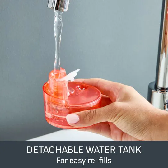 Una persona che riempie un serbatoio dell'acqua rimovibile. Il testo dice: SERBATOIO DELL'ACQUA RIMOVIBILE Per ricariche facili.