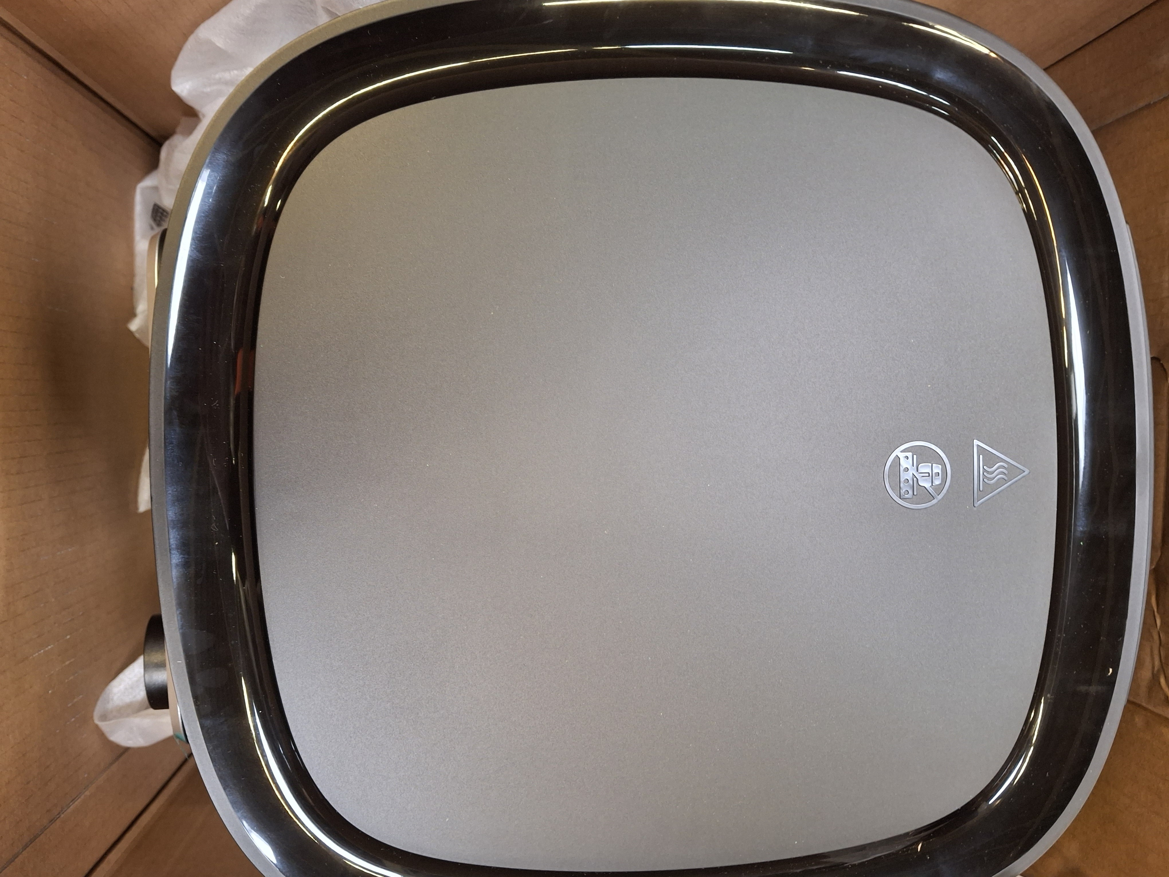 Widok z góry na wnętrze Philips Airfryer Combi. Szare wnętrze i czarna rama.