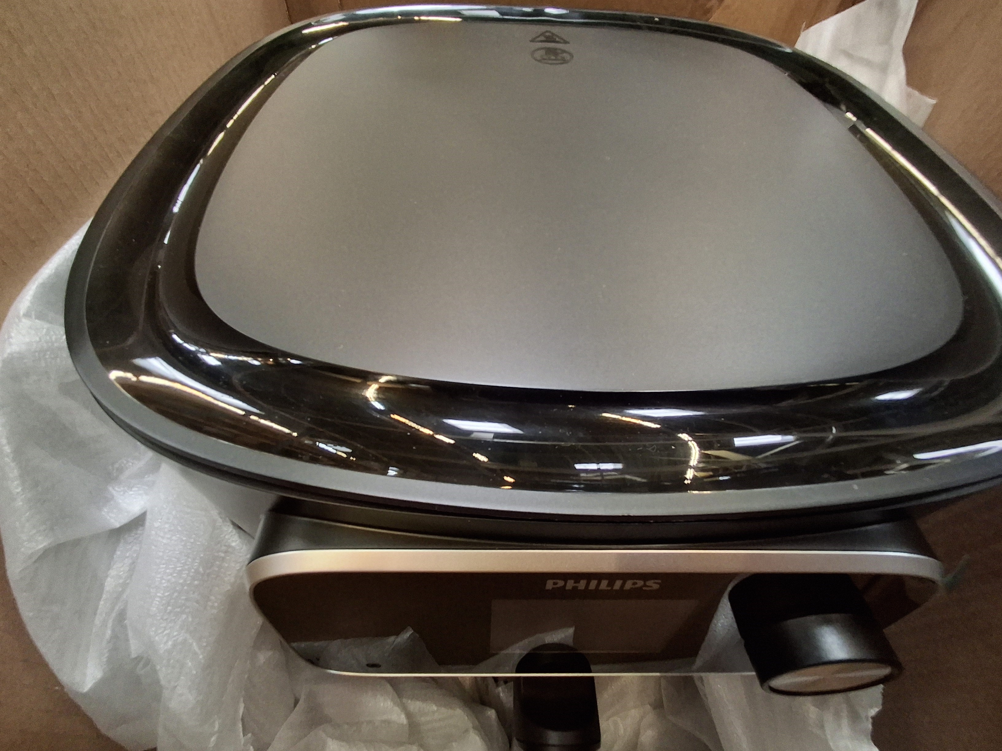 Philips Airfryer Combi w pudełku. Szara powierzchnia, czarna rama, czarna podstawa.