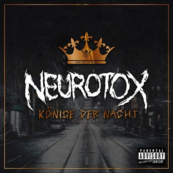 Albumcover: 'NEUROTOX' in fetter weißer Schrift, eine Stadtstraße bei Nacht, goldene Krone.