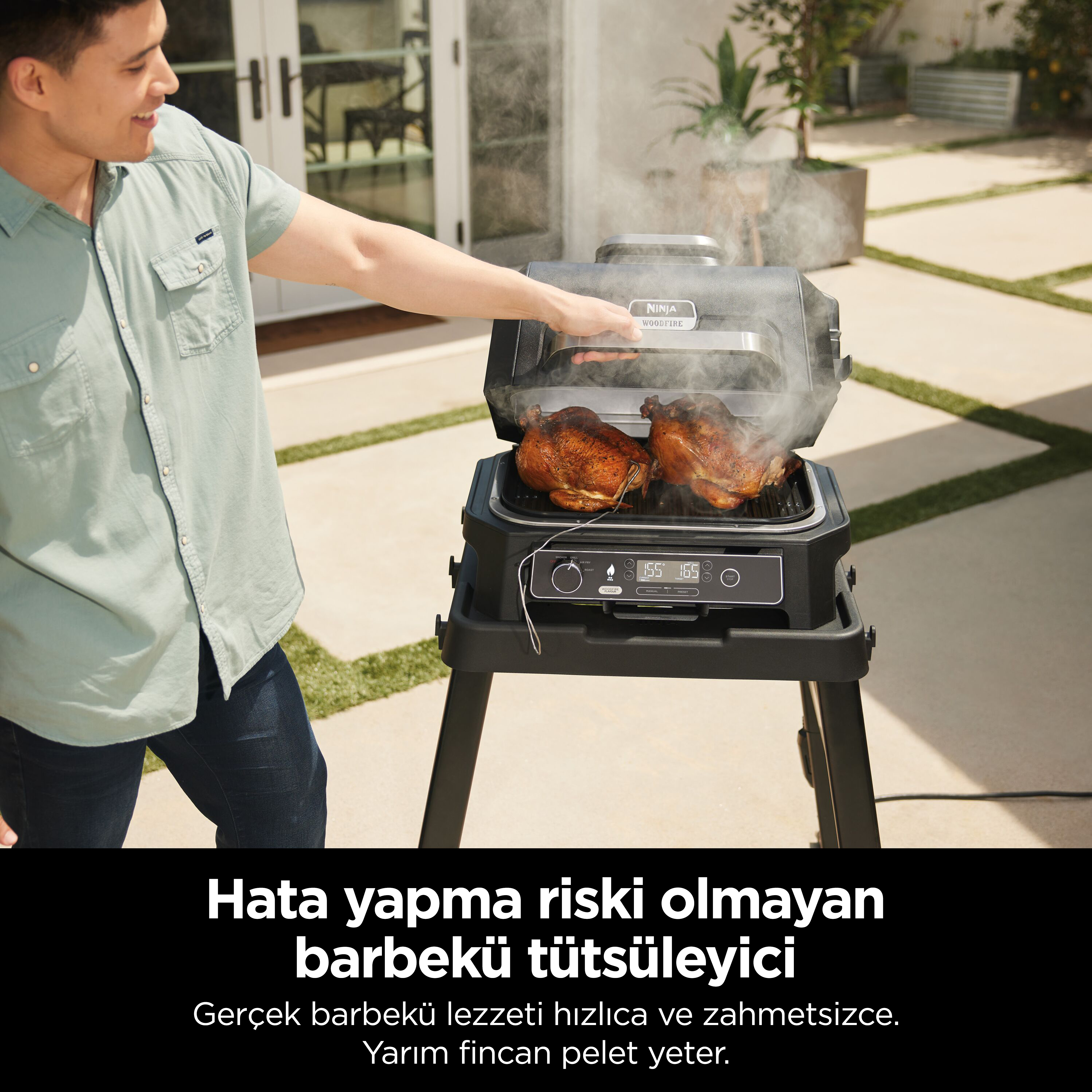 Adam, Ninja ızgarada tavuk ızgara yapıyor, Türkçe metin.