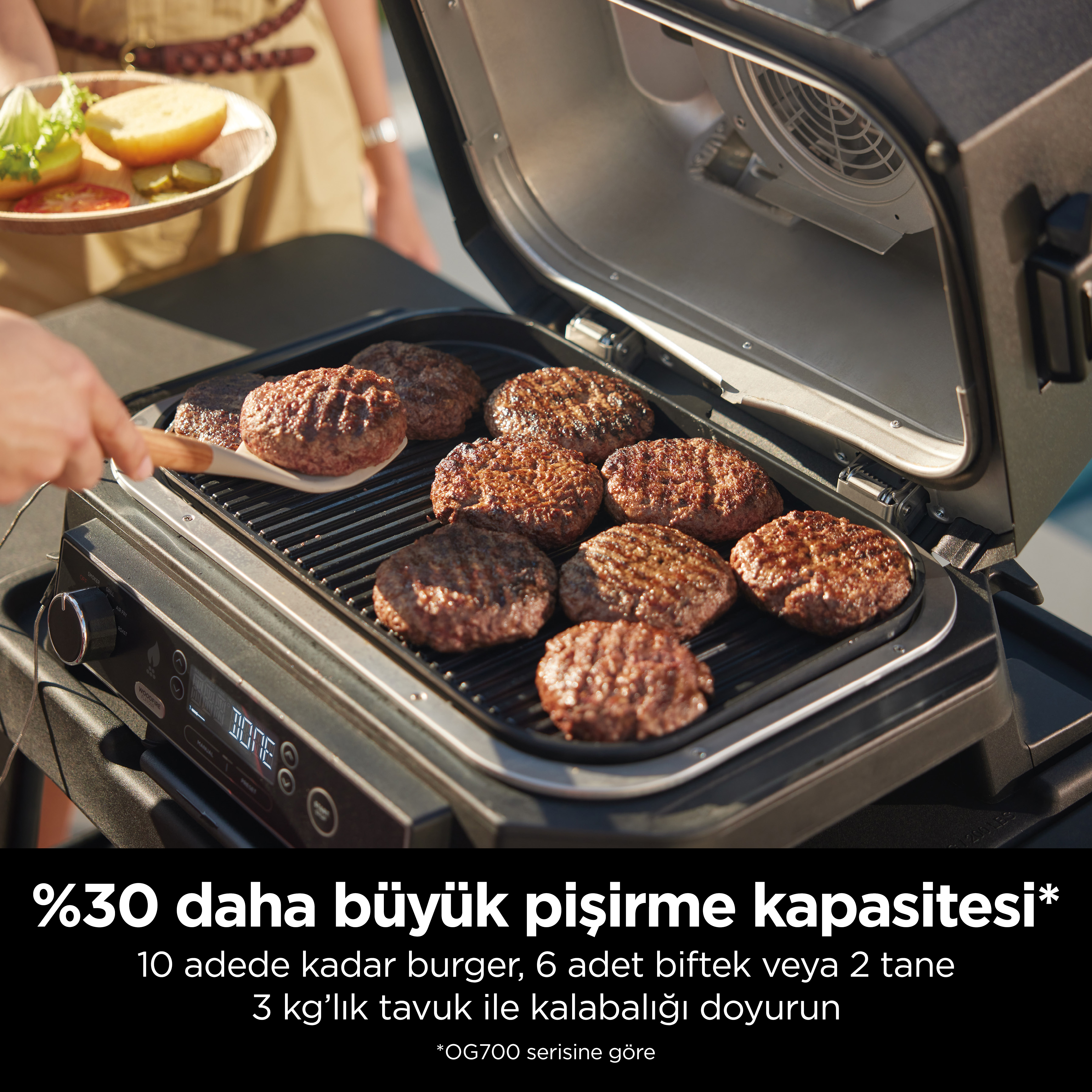 Izgarada hamburgerler. Bir kişi sebze tabağı tutuyor. Metin yerleşimi: %30 daha büyük kapasite.