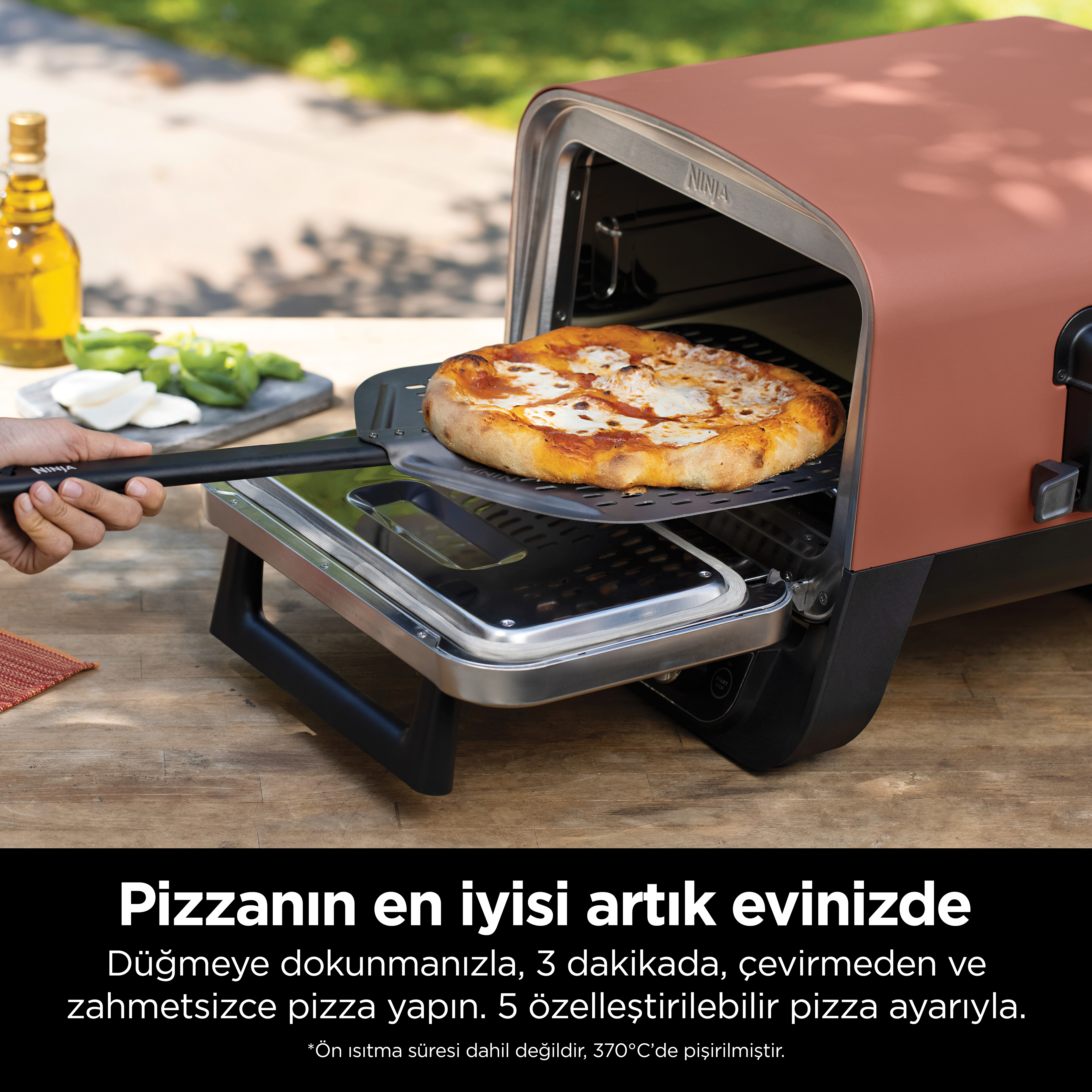 Bir kişi pizzayı ızgaraya koyuyor. Metin: 3 dakikada evde pizza yapın.