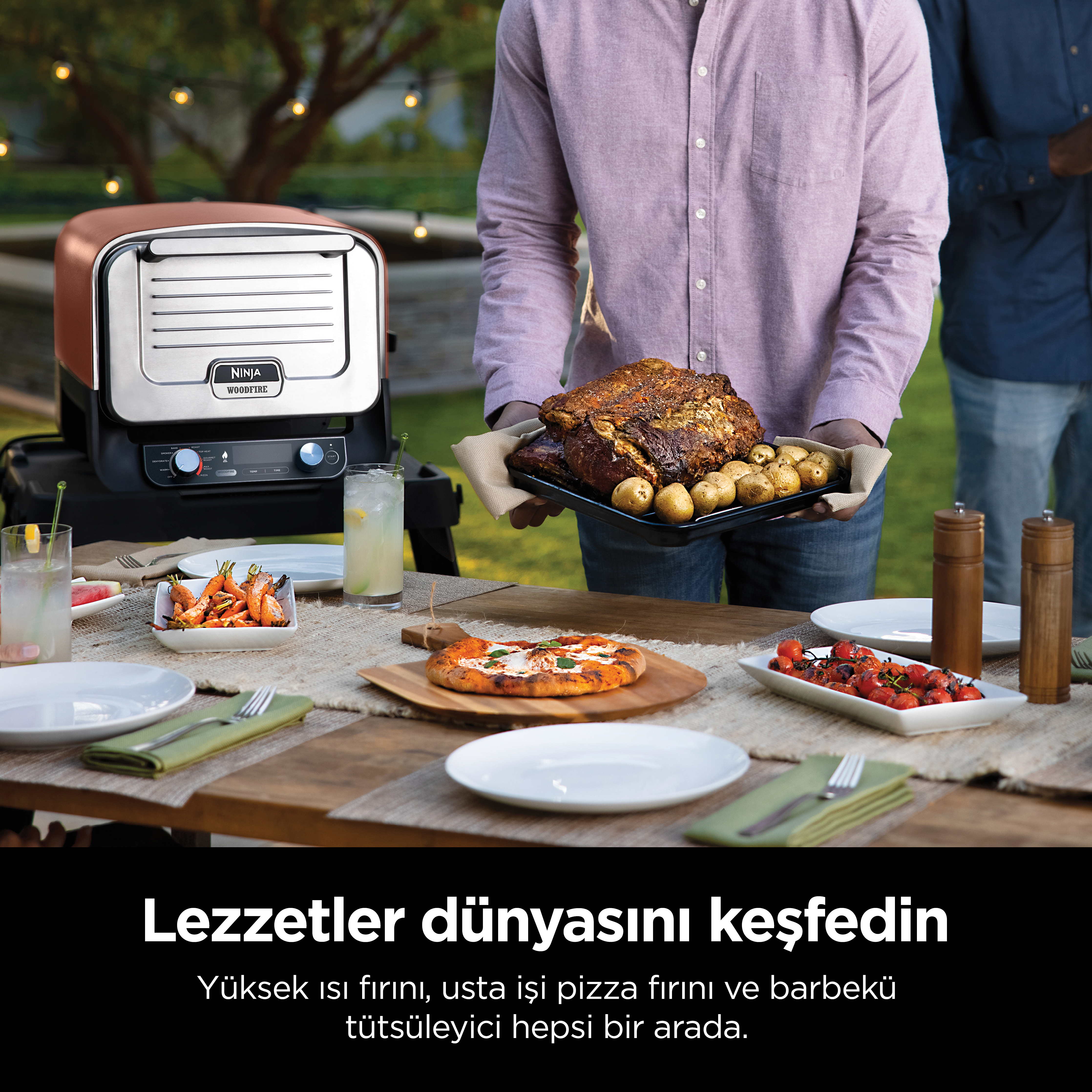 Yiyecekler, insanlar ve bir Ninja Woodfire ızgarası olan bir masa. Metin: Lezzetler dünyasını keşfedin.