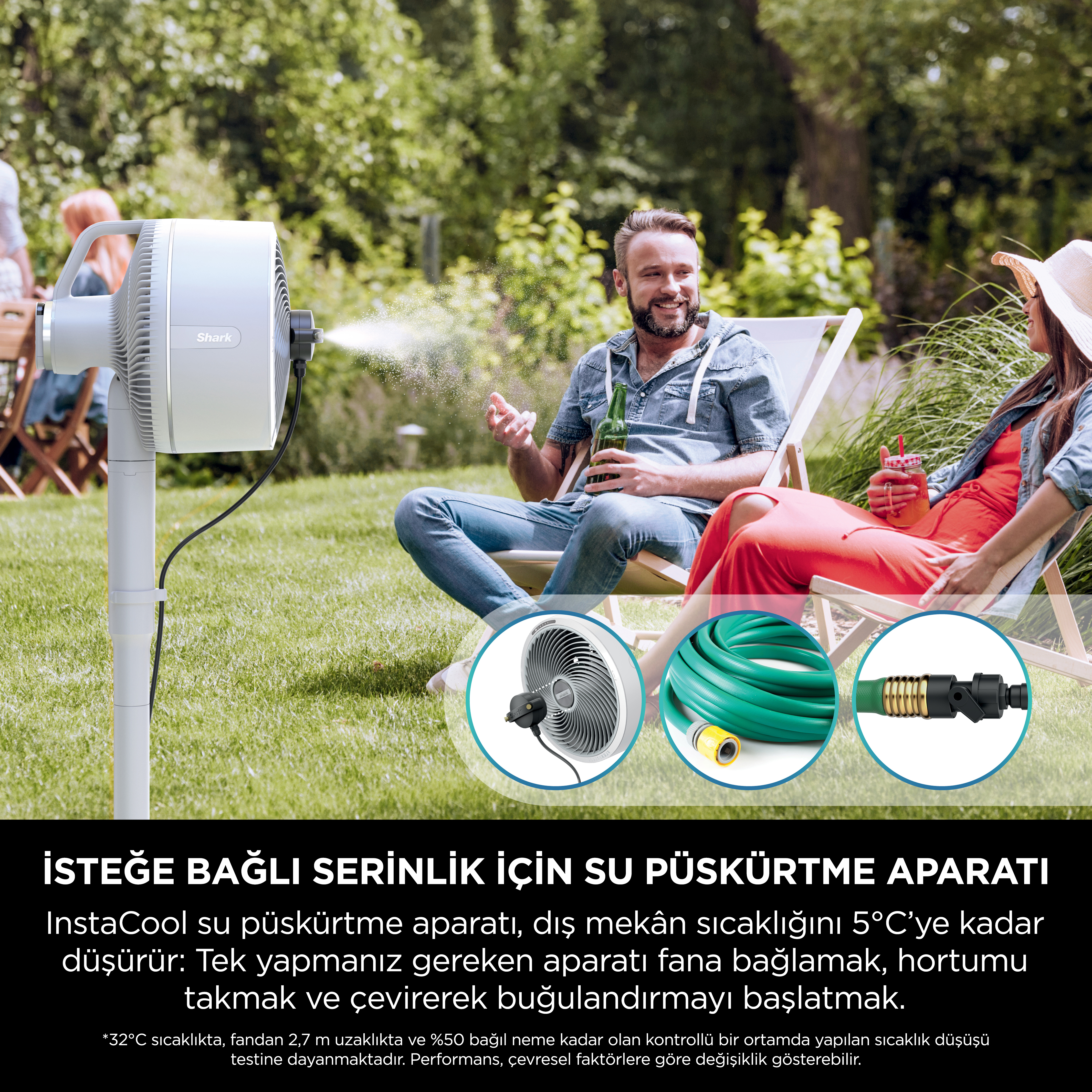 Su püskürten beyaz bir vantilatör ve şezlonglarda dinlenen bir çift.