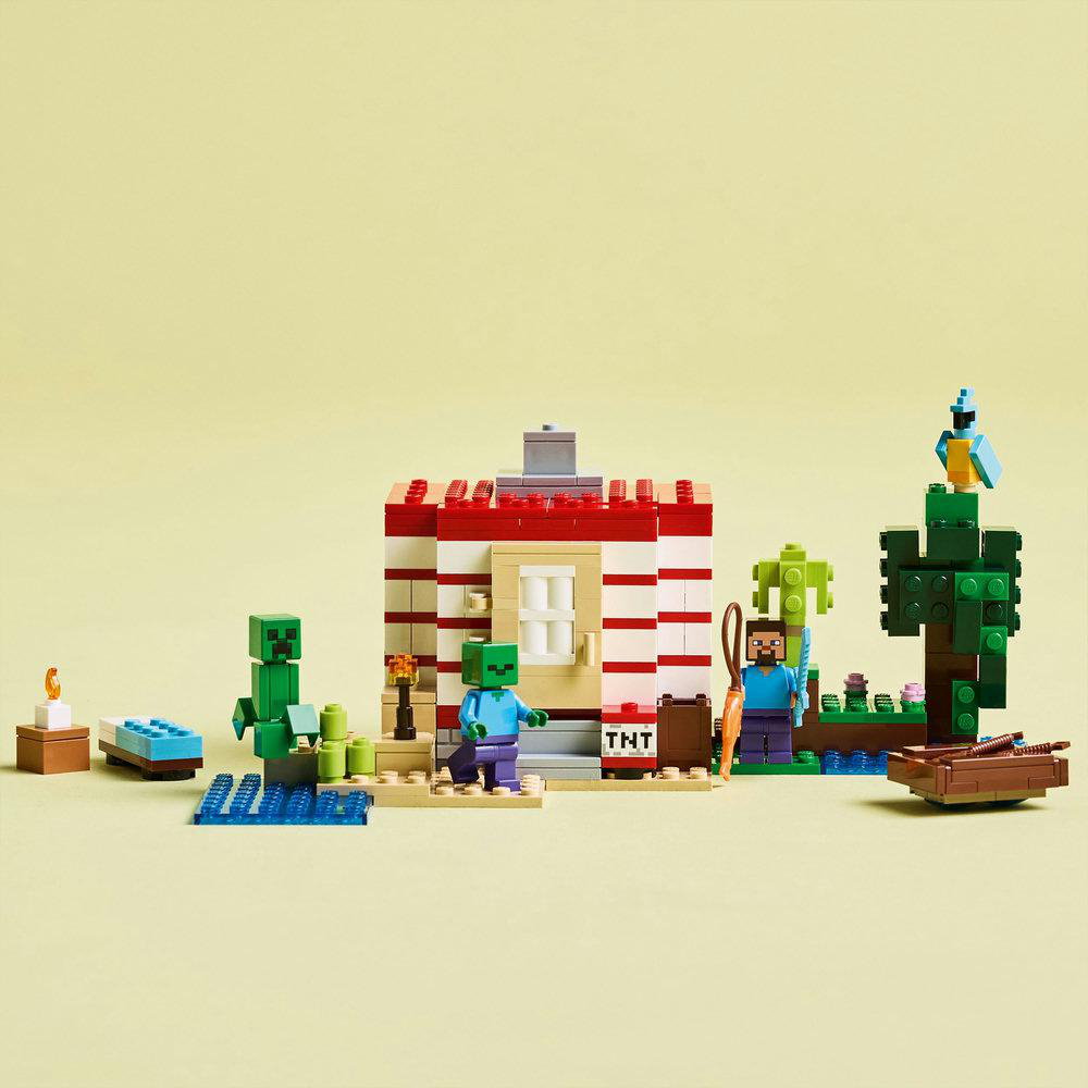 Lego Minecraft Set mit Haus, Figuren und anderen Elementen. Gelber Hintergrund.