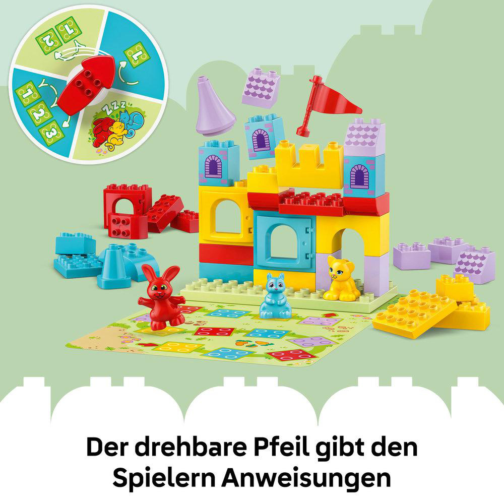 Lego Duplo Burg Set mit Spielbrett, Burg, Figuren und Elementen. Grüner Hintergrund.