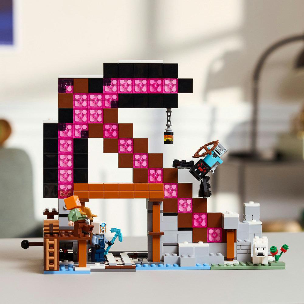 Ein Minecraft Lego-Set mit einer Minenstruktur und verschiedenen Figuren und Zubehör.
