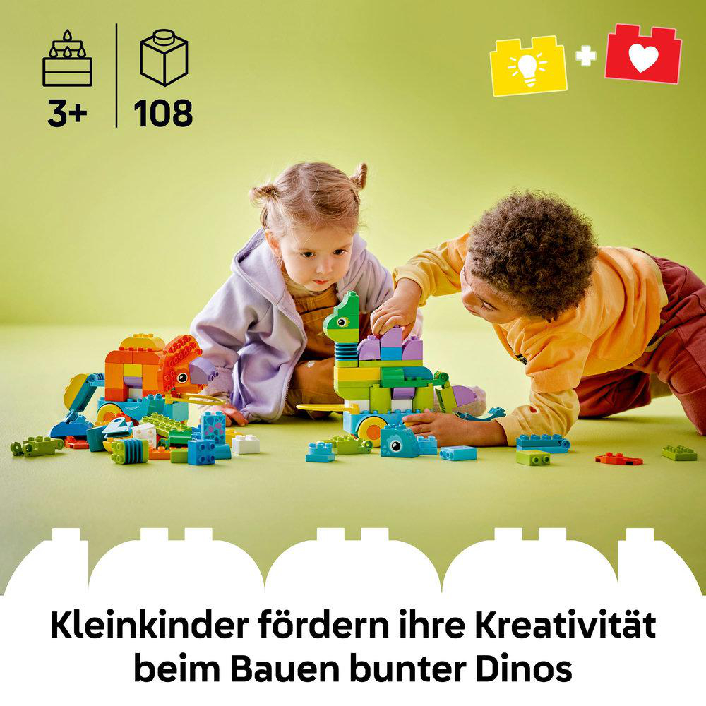 Zwei Kinder bauen bunte Dinosaurier-Spielzeuge mit Lego Duplo-Steinen.