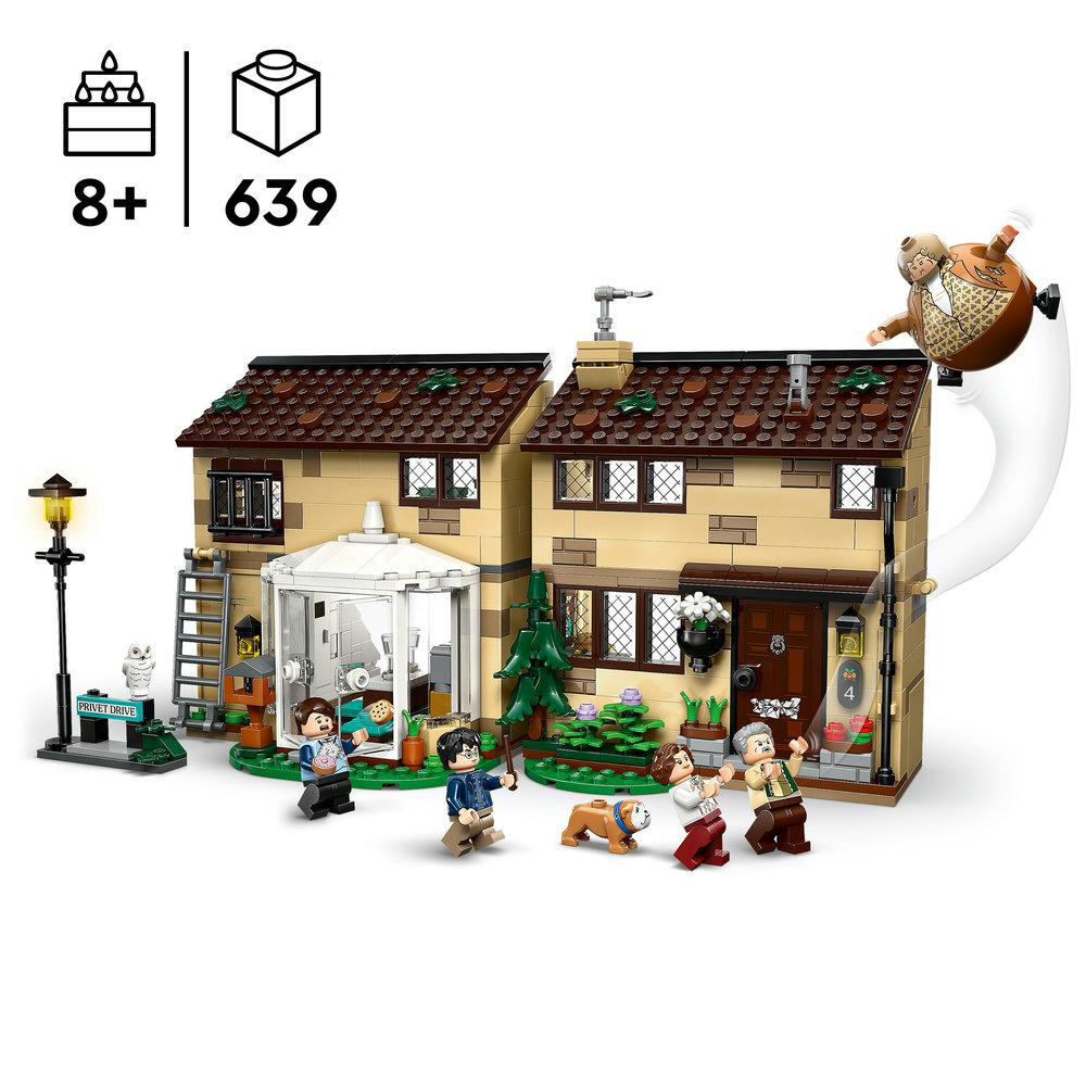 Lego Harry Potter Set mit Figuren und einem Haus. Ein Mann fliegt in der Luft.