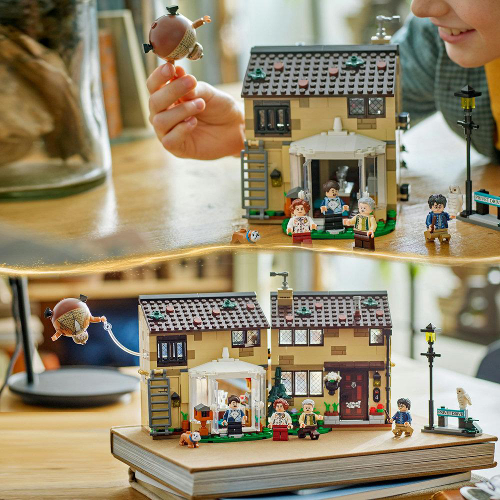 Lego Harry Potter Set mit einem Haus und Figuren. Ein Junge hält eine Figur in der Luft.