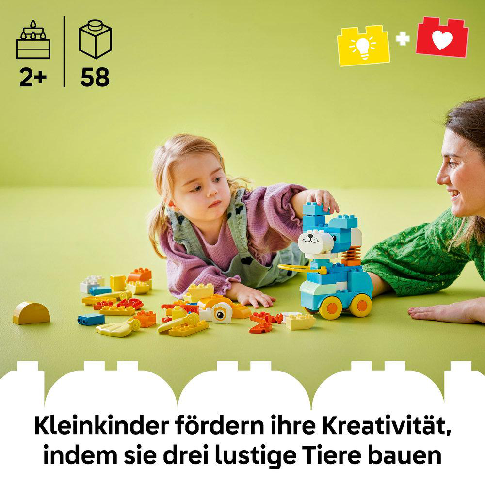 Mutter und Tochter bauen ein Lego-Spielzeug. Das Spielzeug ist ein blauer Bär mit Rädern.