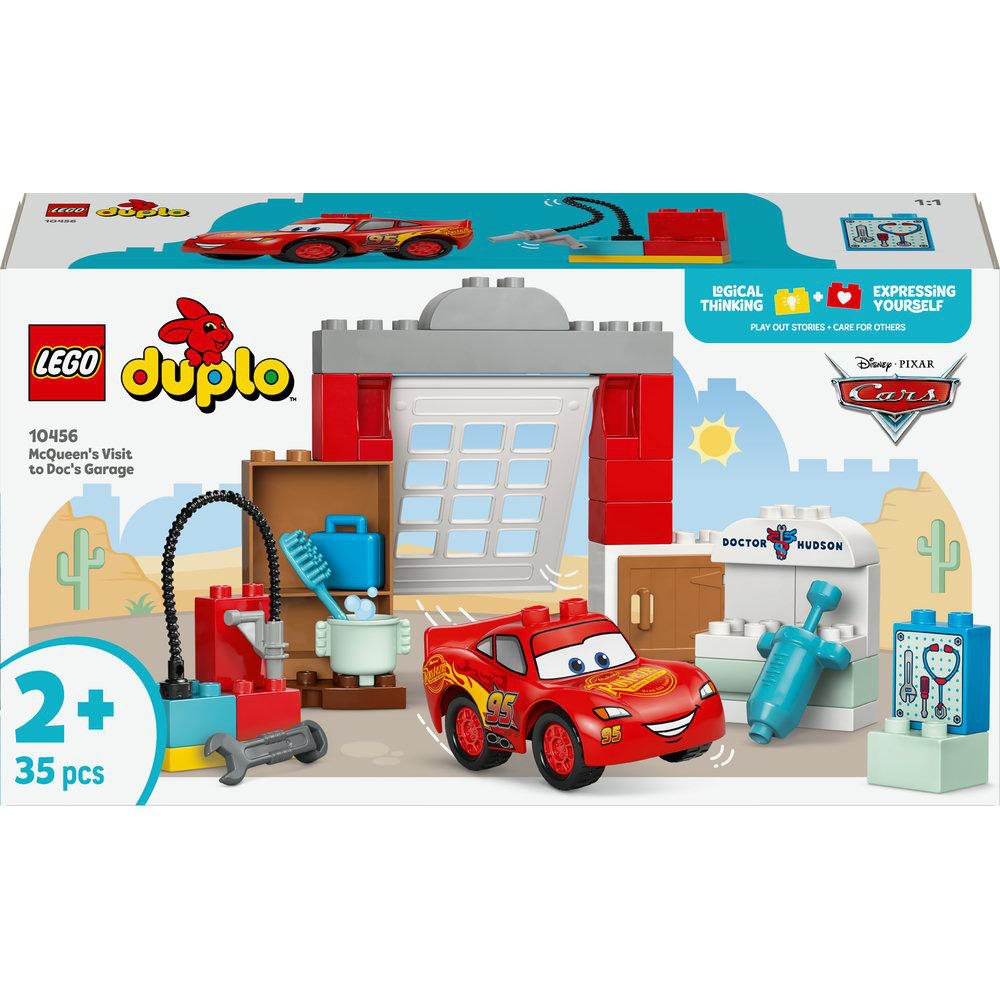 Ein rotes Spielzeugauto steht vor einer LEGO-Set-Box.