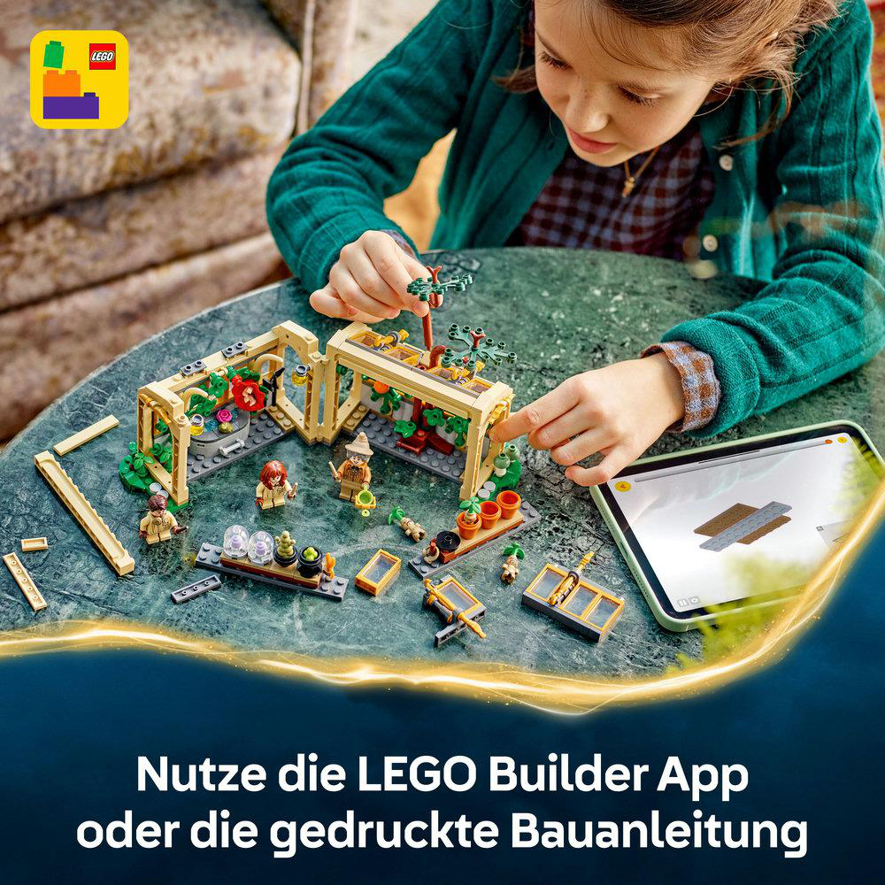 Ein Mädchen spielt mit einem Lego-Set auf einem Tisch.