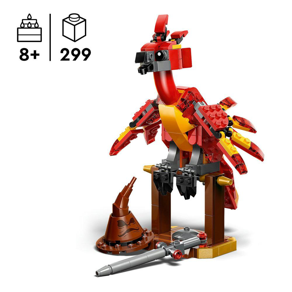 Ein Lego-Modell eines rot-gelben Vogels, mit Hut und Zauberstab in der Nähe.