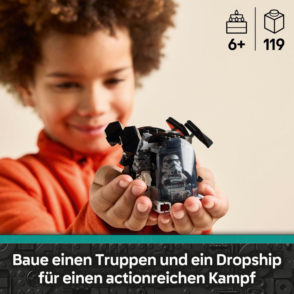 Ein Kind hält ein Star Wars Spielzeug-Transportschiff mit einer Stormtrooper-Figur.
