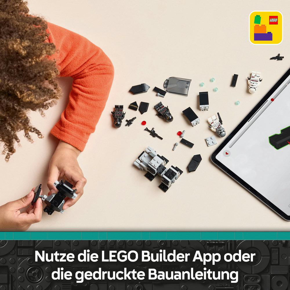 Kinderhände bauen ein Star Wars-Spielzeug zusammen, ein Tablet und eine Anleitung.