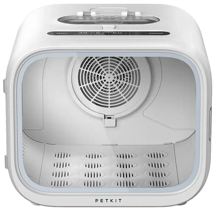 Fehér PETKIT kisállatszárító nyitott, átlátszó ajtóval. Belül ventilátor és tálca található. Kijelző panel felül.
