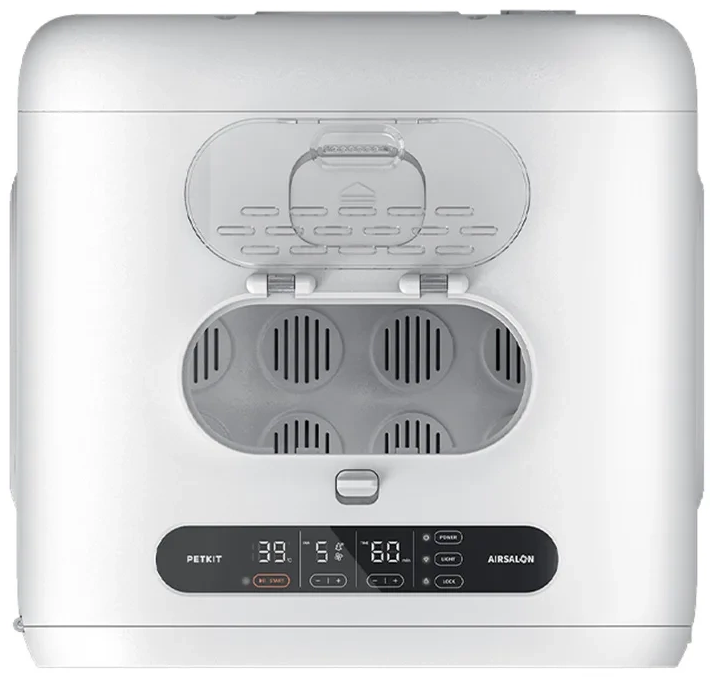 Fehér PETKIT kisállatszárító nyitott tetejével, a ventilátort és a belsőt mutatva. Van egy kijelző panel és vezérlő gombok.