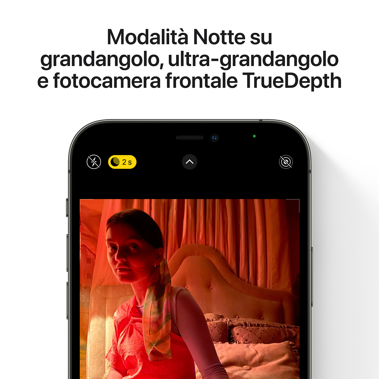 Schermo iPhone con interfaccia modalità notturna. Mostra una donna in una stanza rossa.